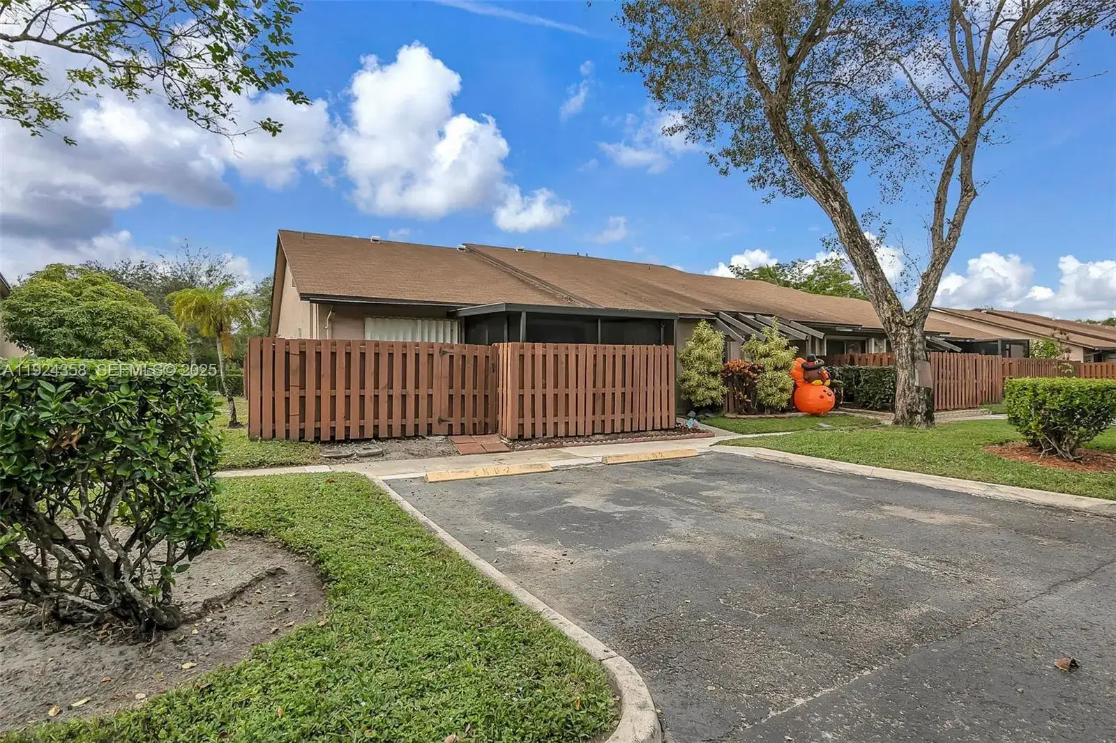 2682 N Nob Hill Rd, Sunrise FL 33322