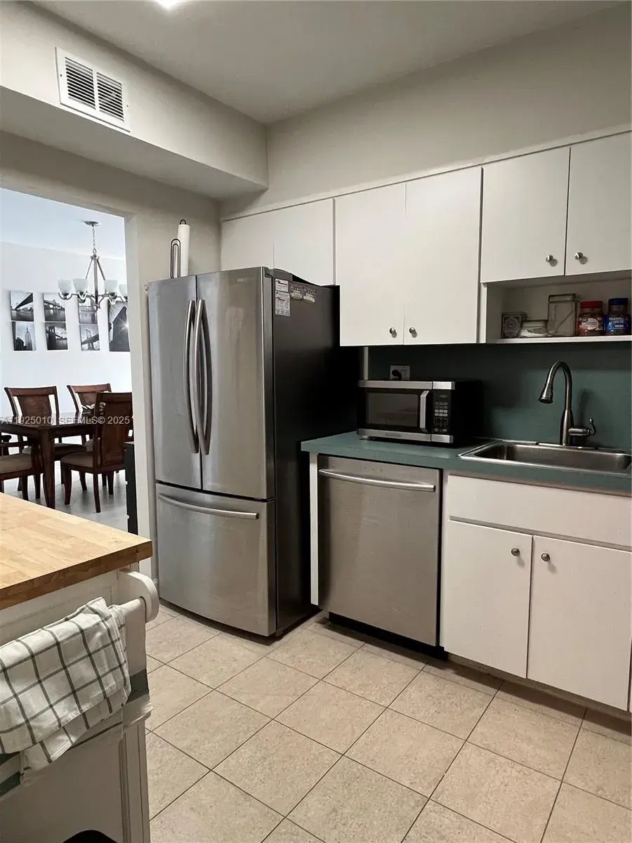 300 Bayview Dr # 211, Sunny Isles Beach FL 33160