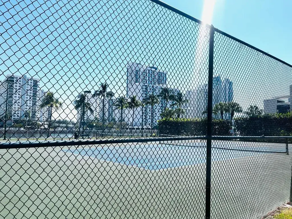 1000 Parkview Dr # 605, Hallandale Beach FL 33009