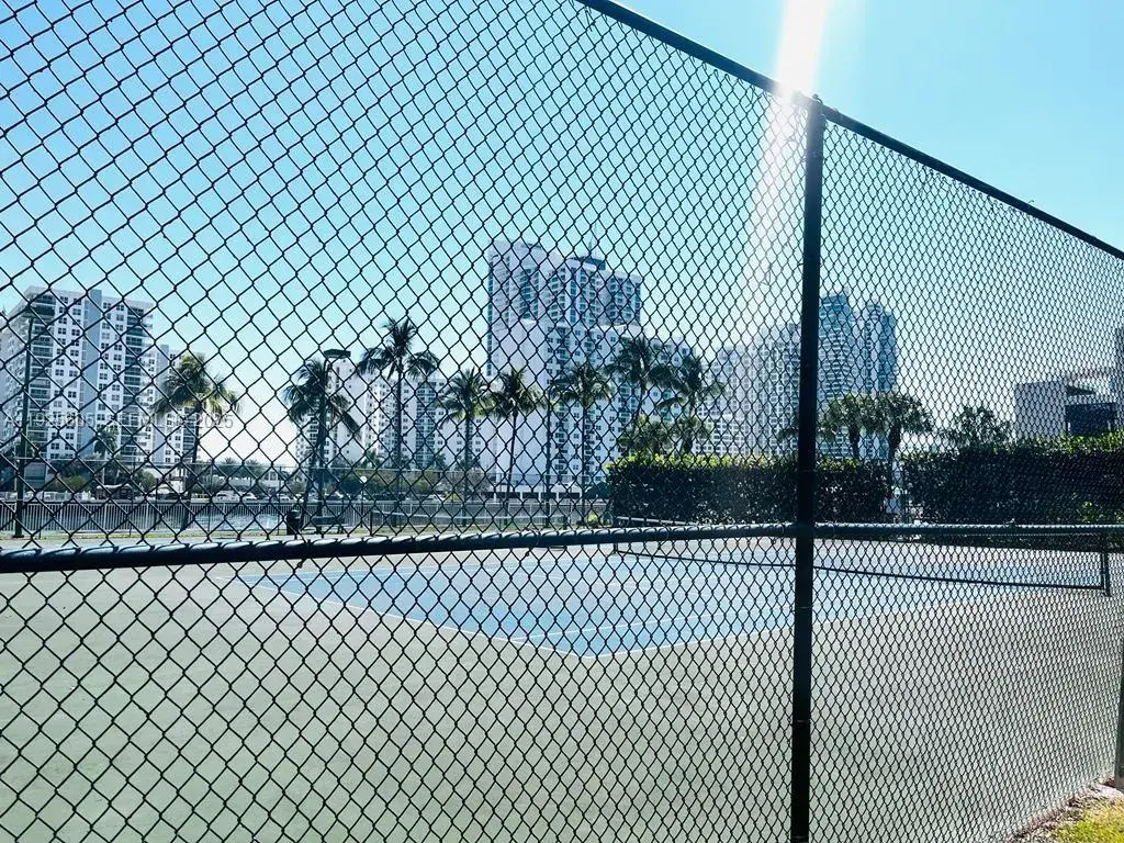 1000 Parkview Dr # 605, Hallandale Beach FL 33009