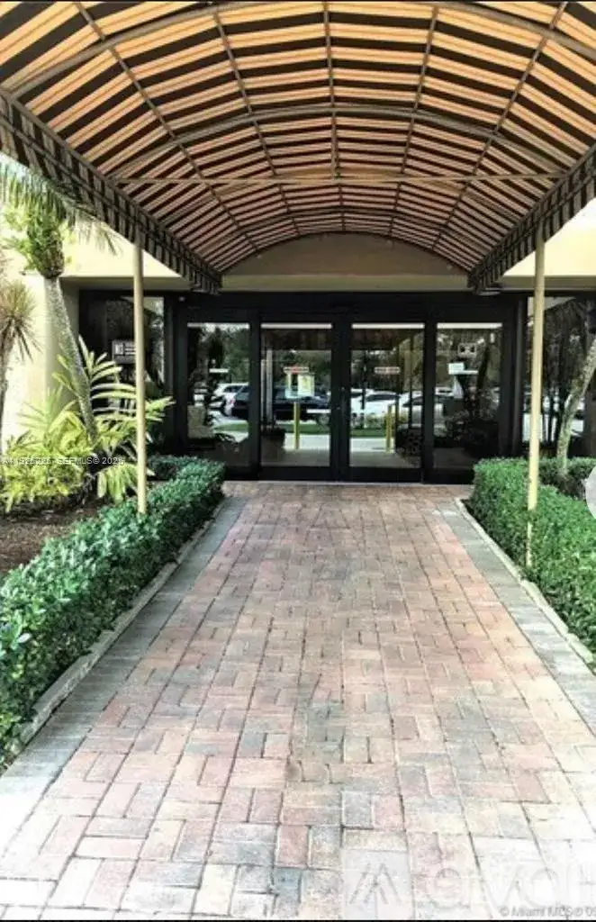 240 Lakeview Dr # 312, Weston FL 33326 photo 2