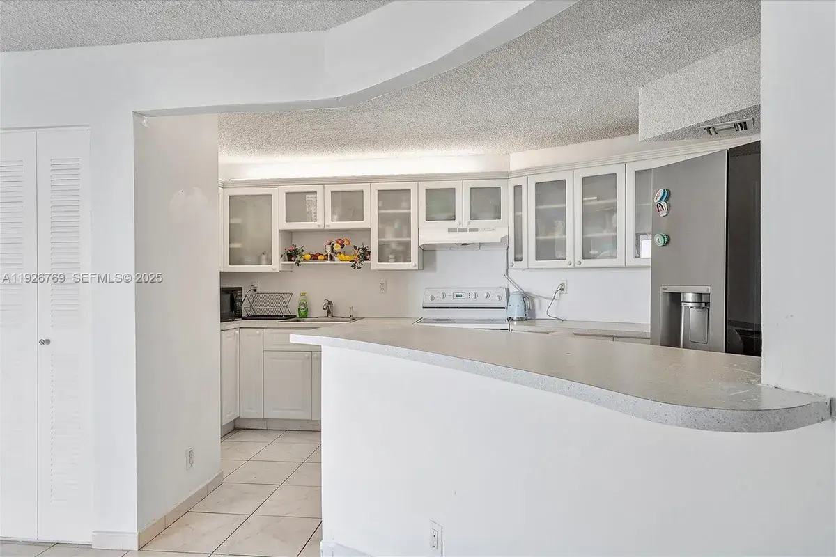600 Parkview Dr # 611, Hallandale Beach FL 33009