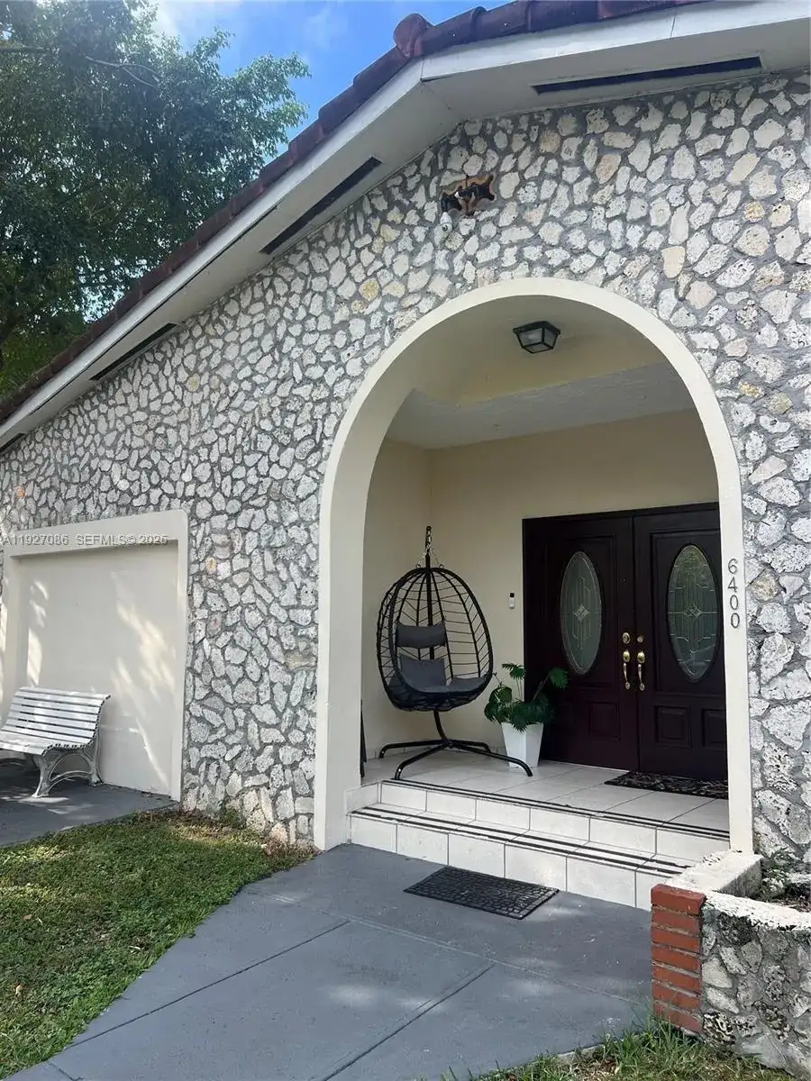 6400 SW 63rd Ave, South Miami FL 33143 photo 2