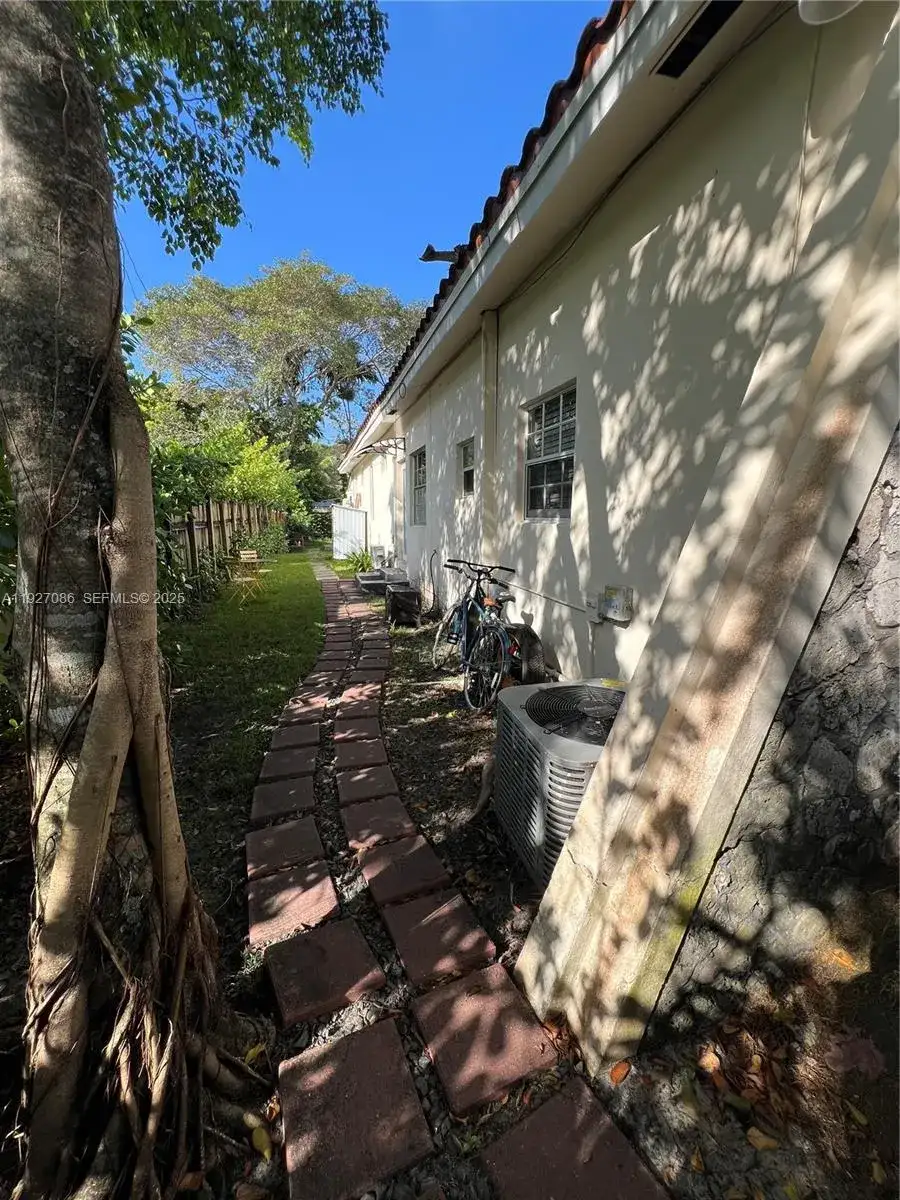 6400 SW 63rd Ave, South Miami FL 33143 photo 5