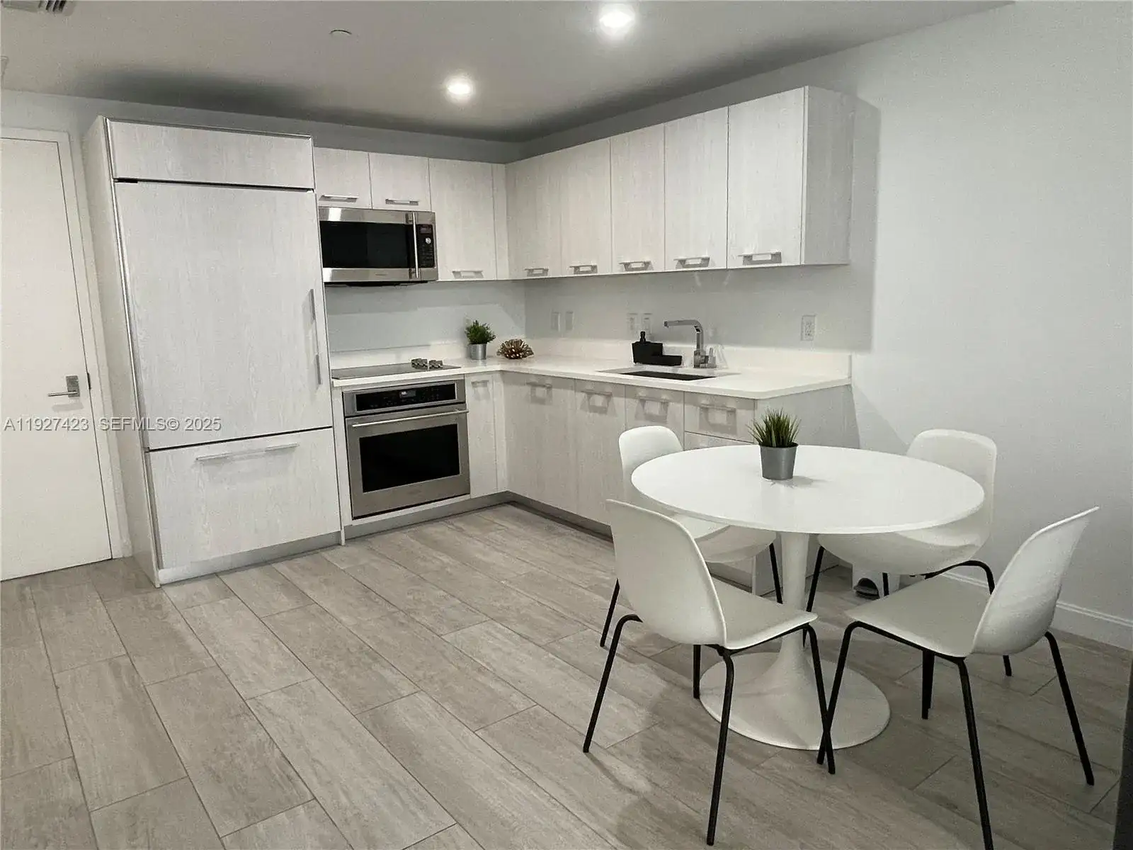 45 SW 9th St # 1407, Miami FL 33130 photo 3