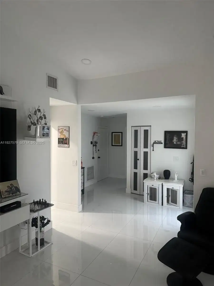 1131 SW 110th Ave, Pembroke Pines FL 33025 photo 2