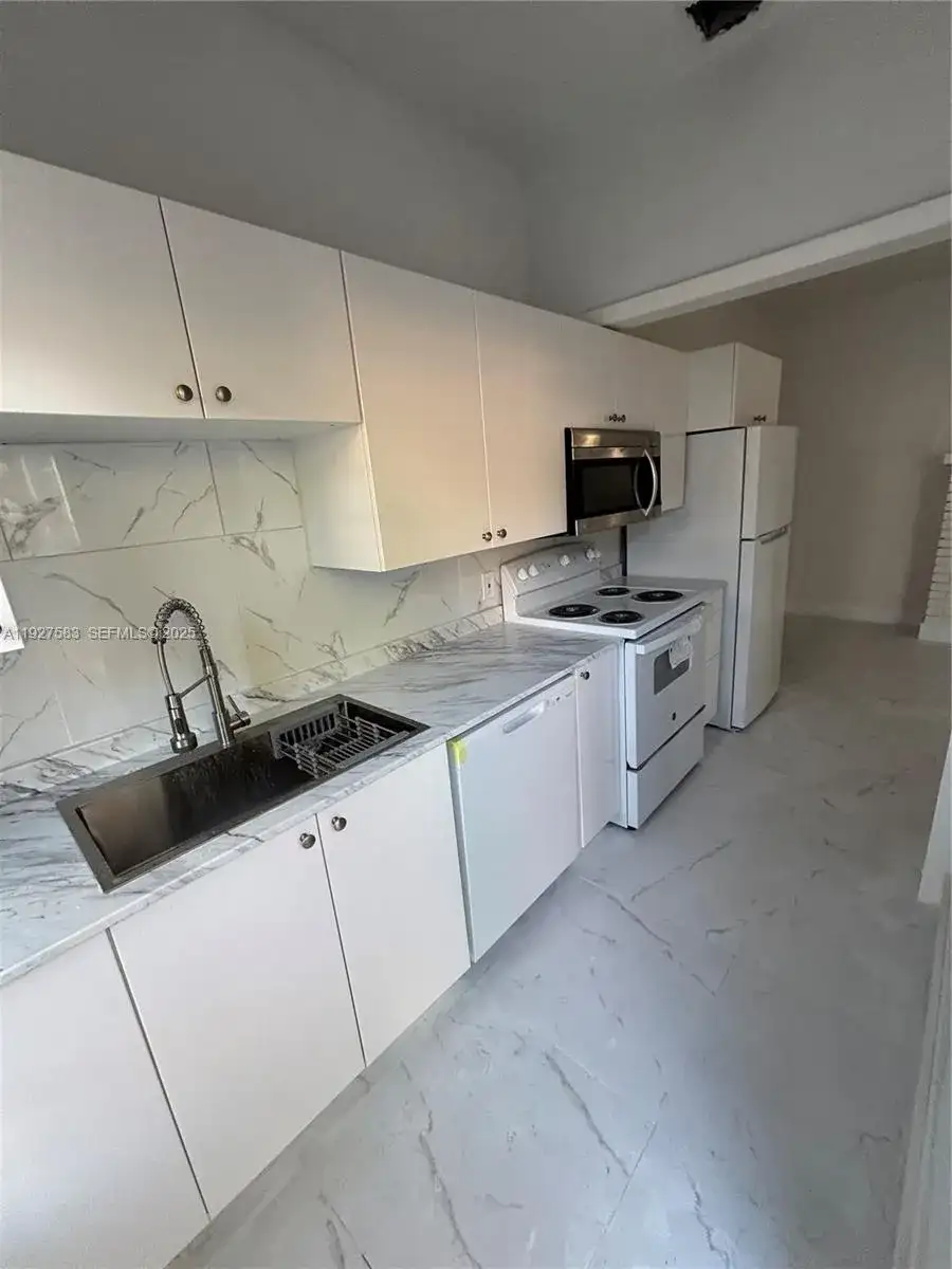 568 SW 3rd St # 566, Miami FL 33130 photo 4