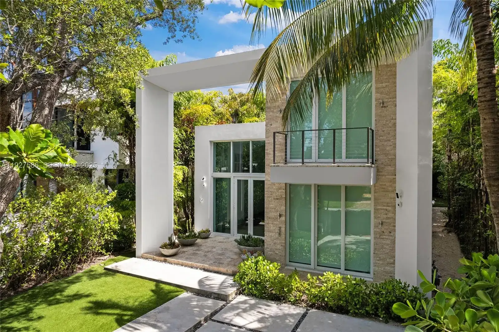 335 W 46th St, Miami Beach FL 33140 photo 3