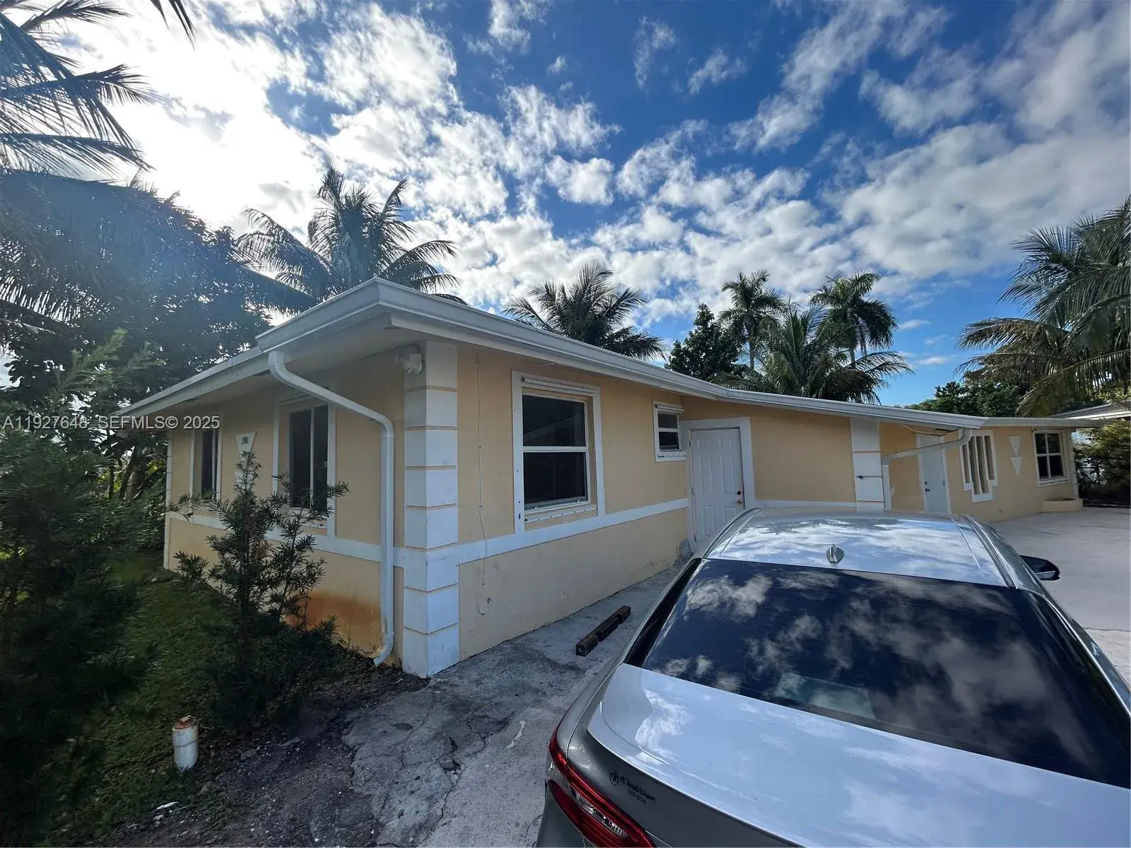 1501 Lauderdale Villa Dr, Fort Lauderdale FL 33311