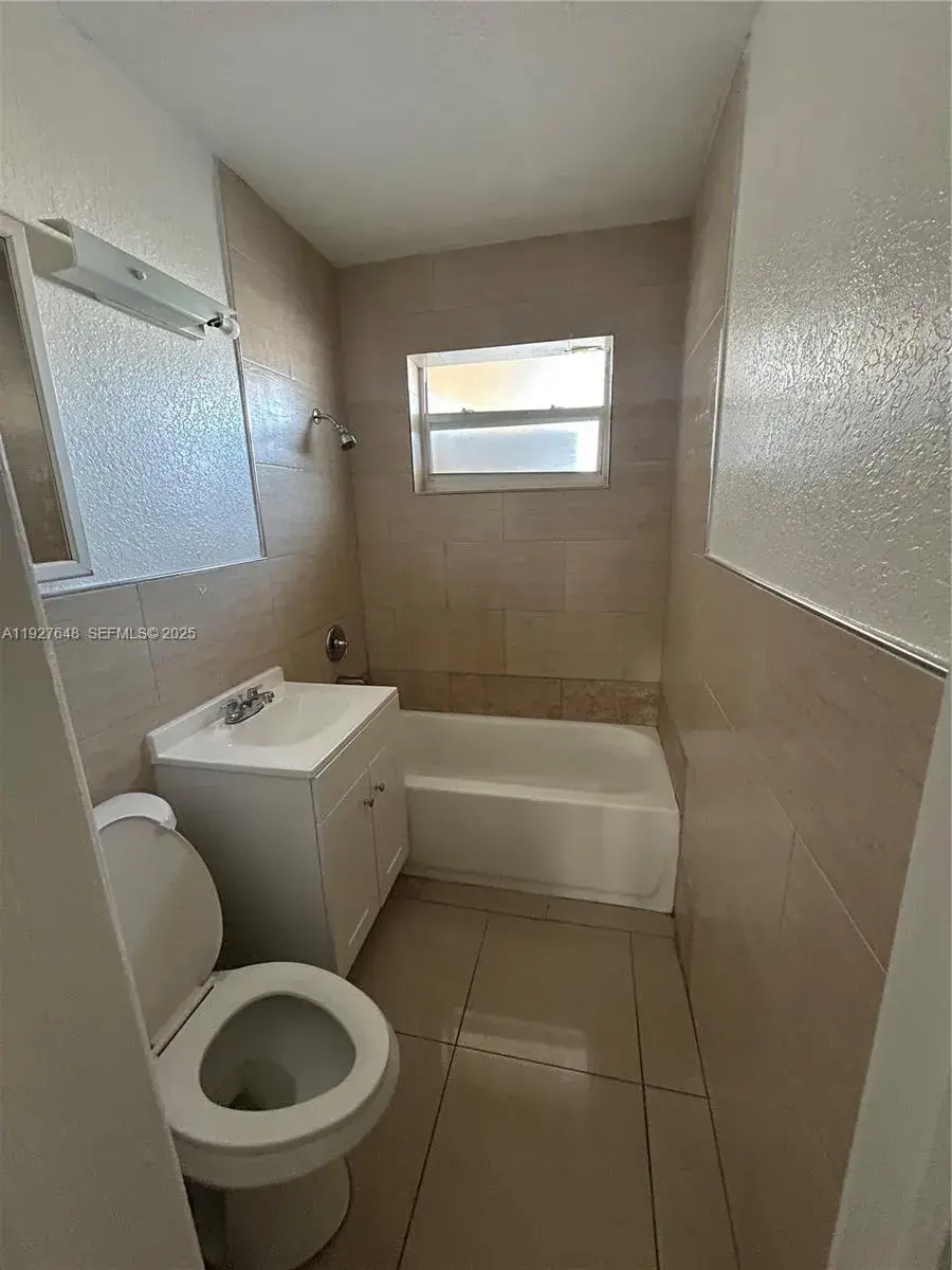 1501 Lauderdale Villa Dr, Fort Lauderdale FL 33311