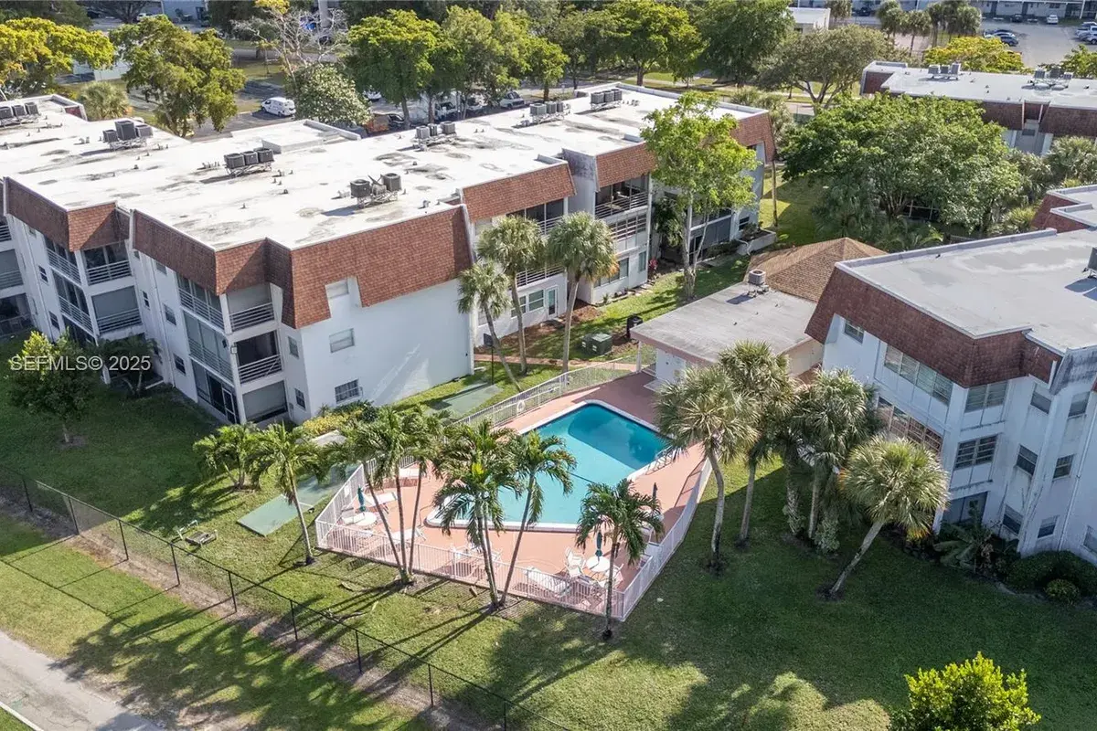 8002 Lagos De Campo Blvd # 201, Tamarac FL 33321
