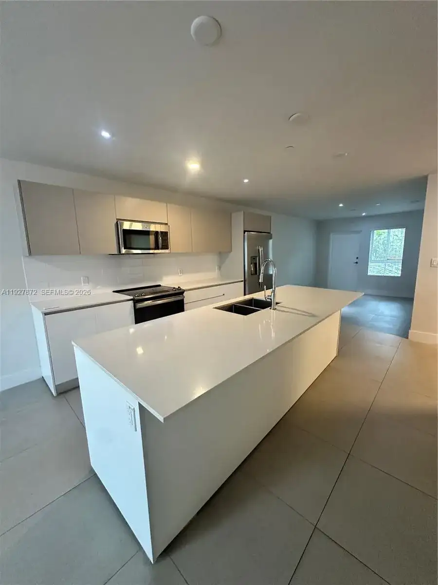 2555 NE 193rd St # 2116, Miami FL 33180 photo 3