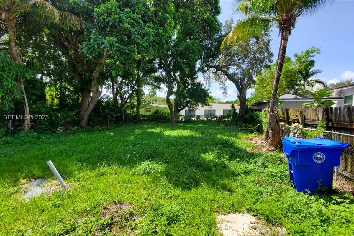 560 NW 53rd St, Miami FL 33127