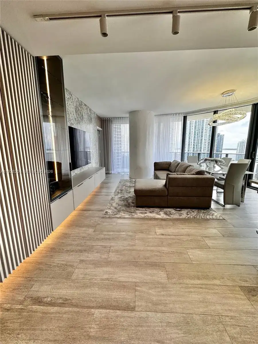 45 SW 9th St # 2303, Miami FL 33130 photo 4