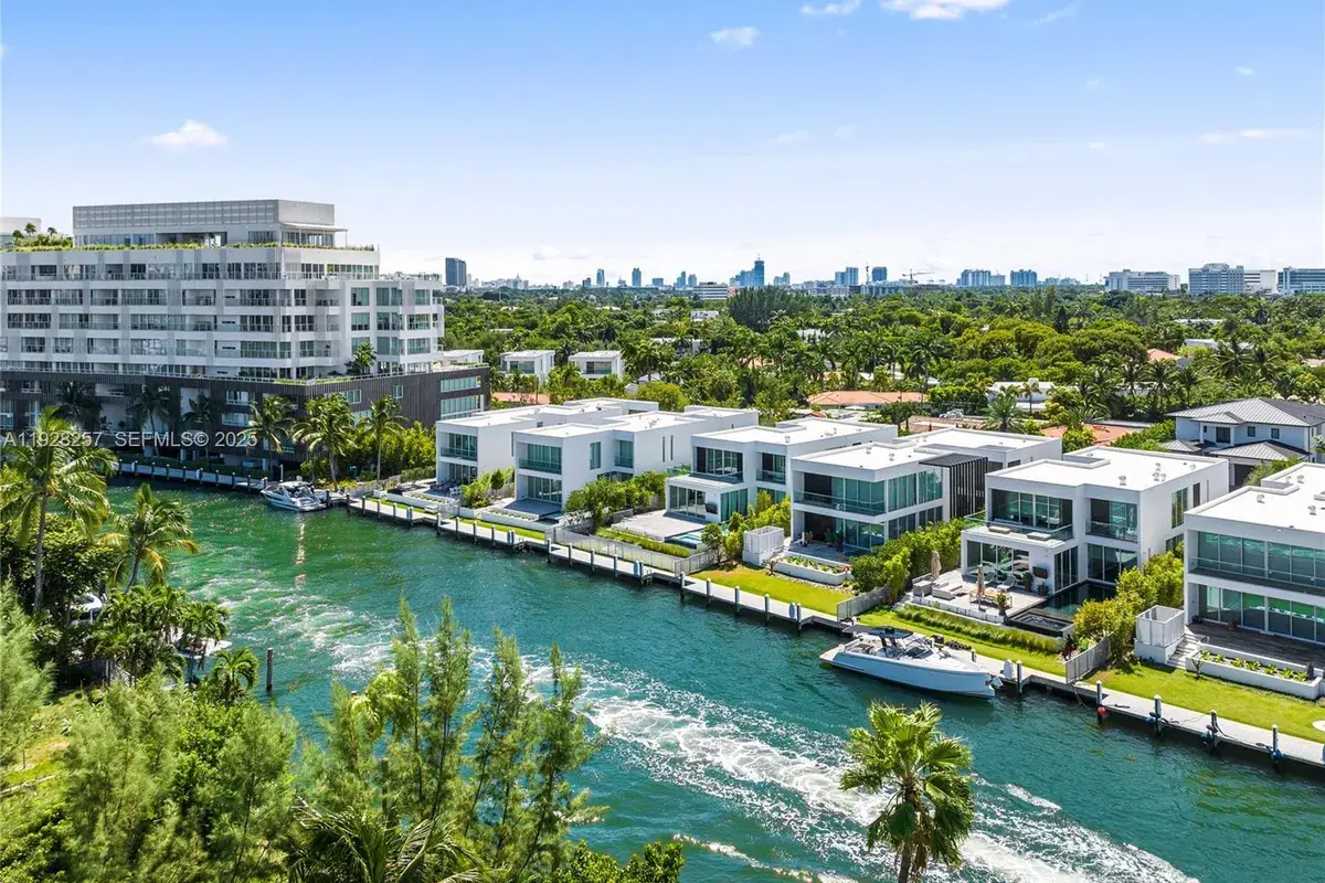 1031 W 48th St, Miami Beach FL 33140