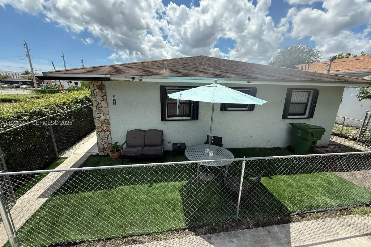 209 NW 7th CT # 2, Hallandale Beach FL 33009