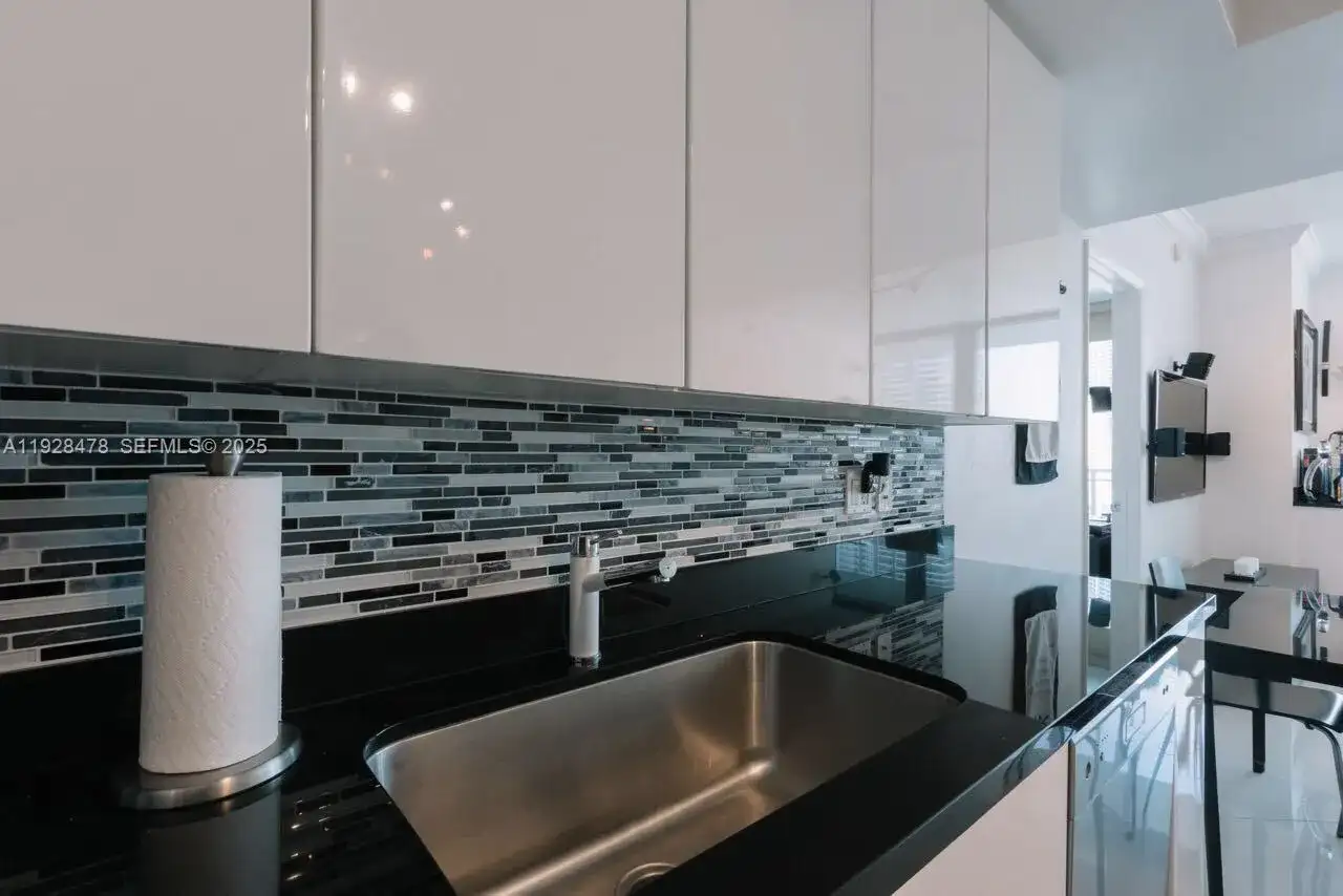 92 SW 3RD St # 1512, Miami FL 33130 photo 2