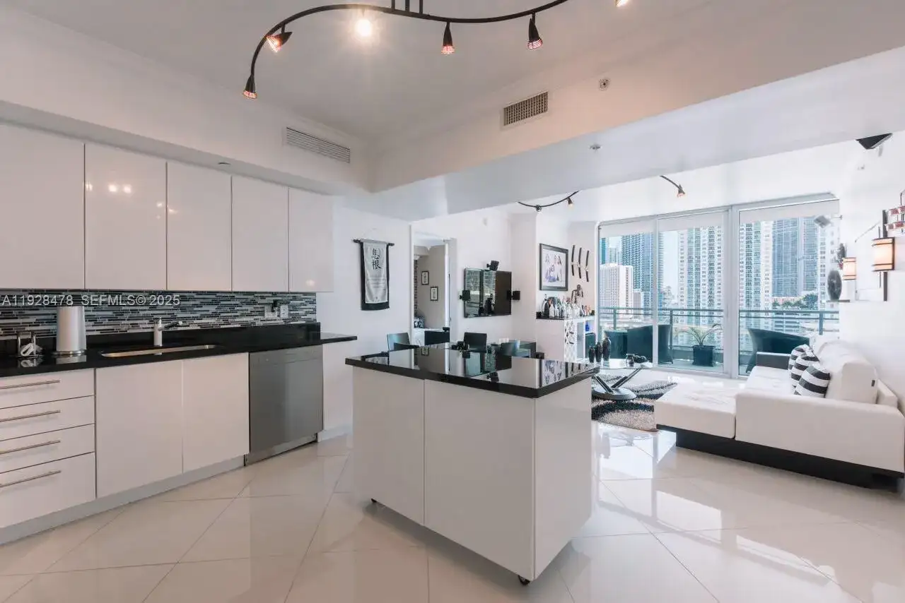 92 SW 3RD St # 1512, Miami FL 33130 photo 4