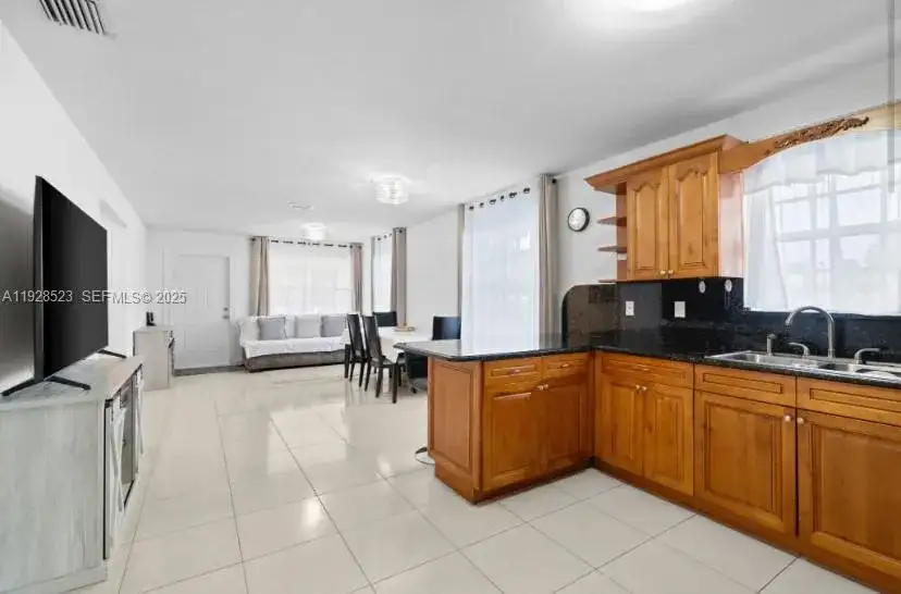 701 NE 6th St, Hallandale Beach FL 33009 photo 5