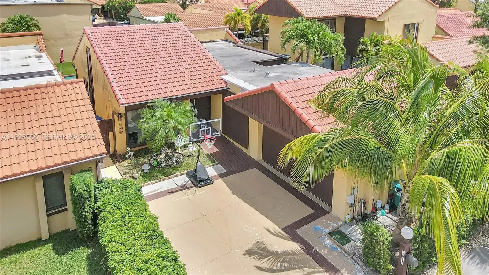 1057 NE 202nd Ln, Miami FL 33179 photo 2
