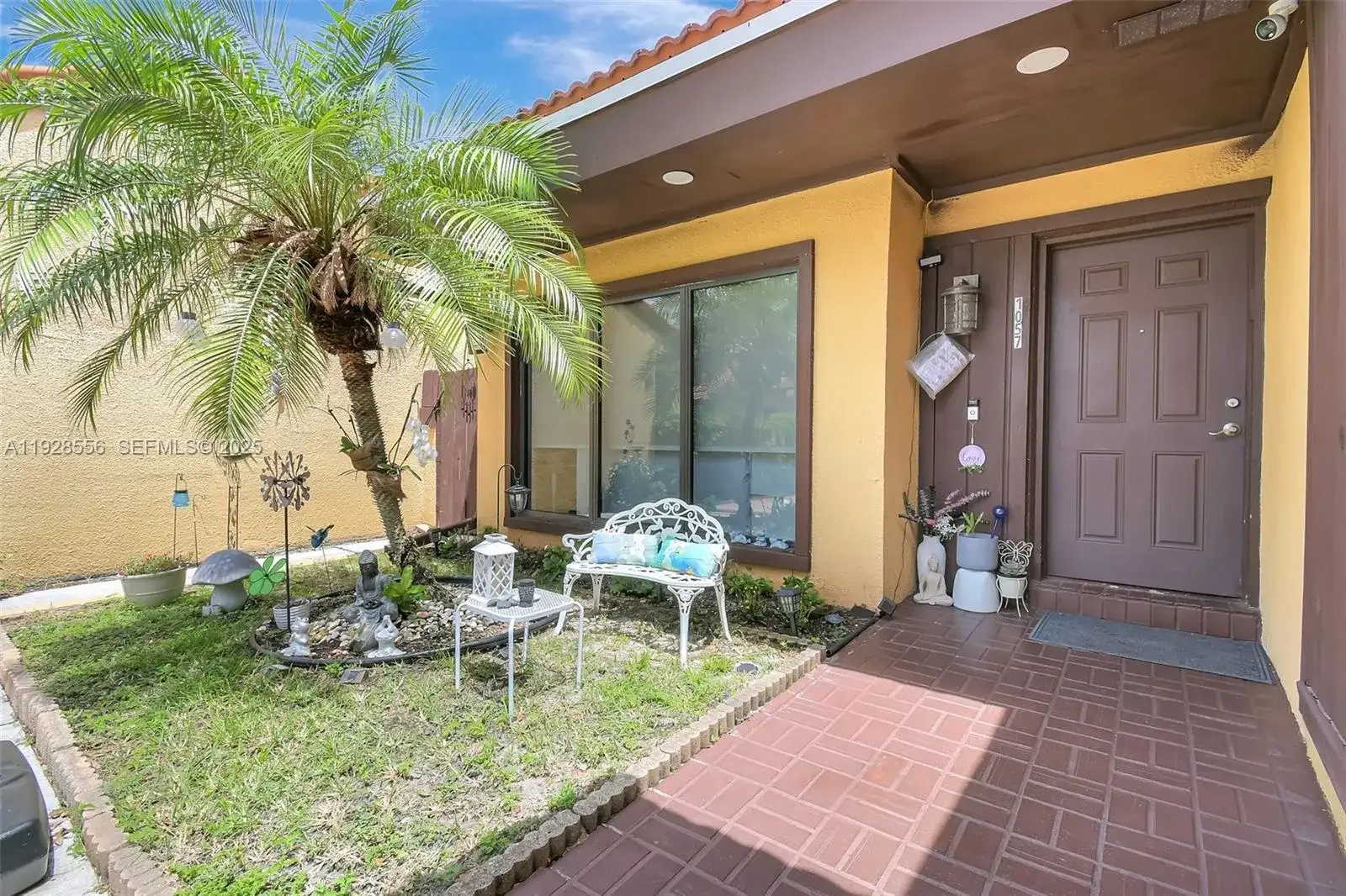 1057 NE 202nd Ln, Miami FL 33179 photo 4