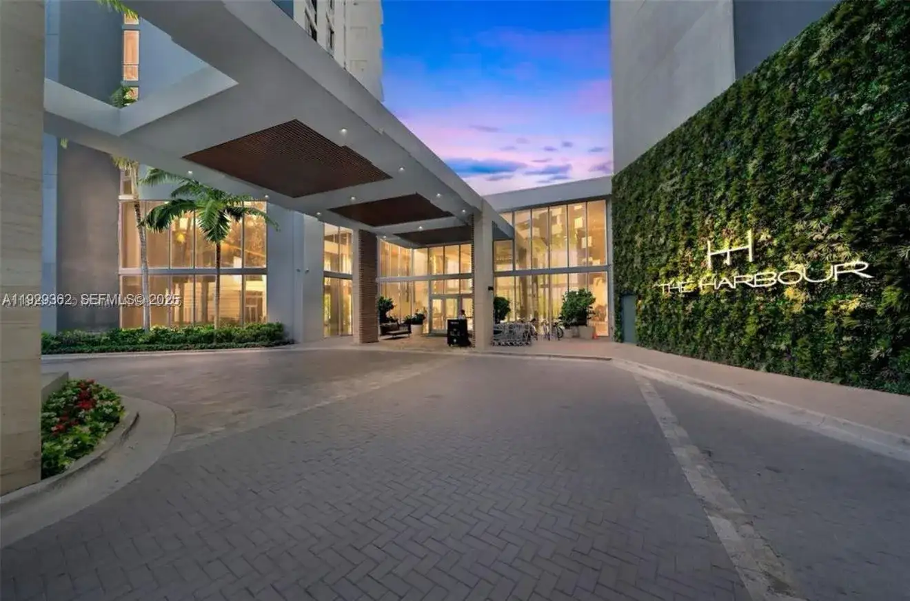 16385 Biscayne Blvd # 301, North Miami Beach FL 33160 photo 2