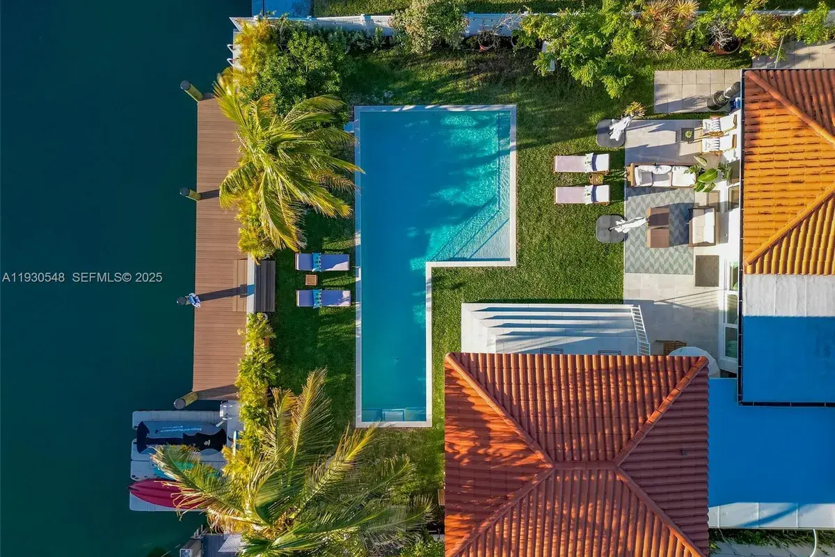 7770 Hawthorne Ave, Miami Beach FL 33141