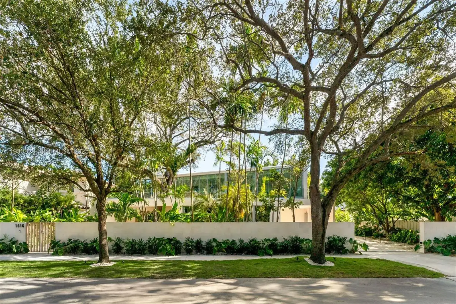 1616 Onaway Dr, Miami FL 33133 photo 3