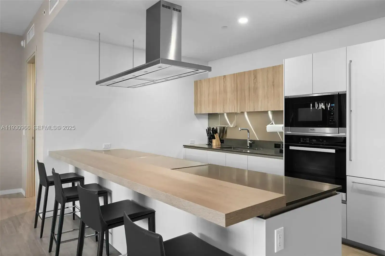 1000 Brickell Plz, Miami FL 33131 photo 3