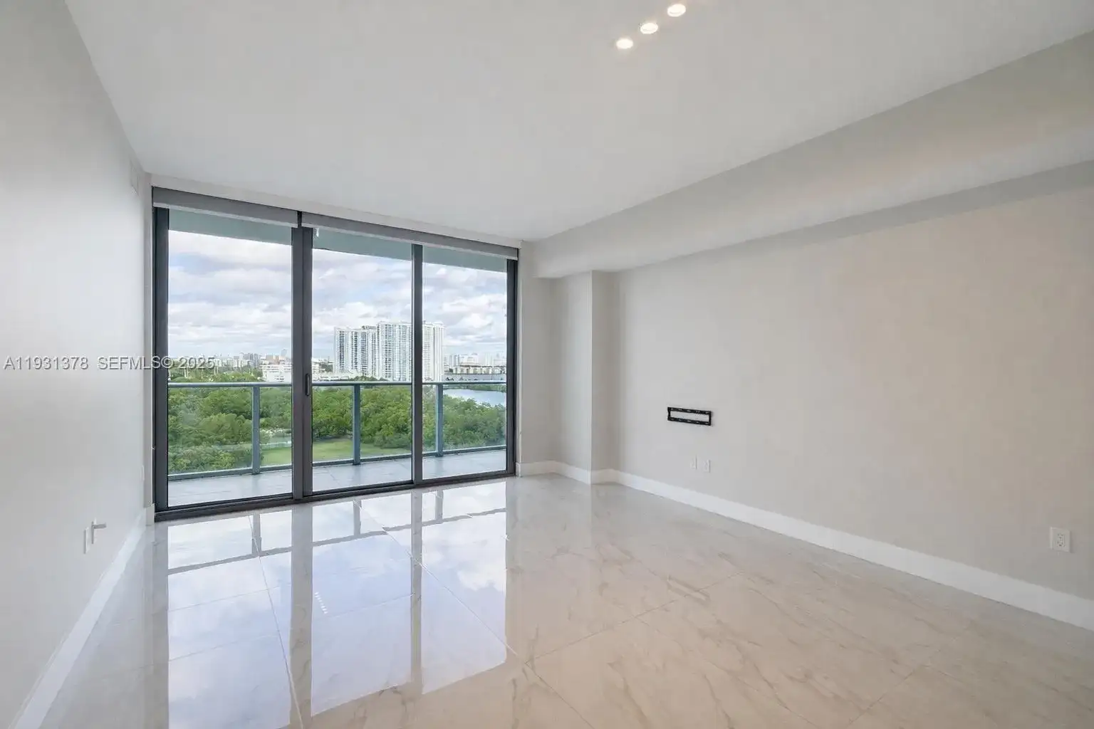 16385 Biscayne Blvd # 1102, North Miami Beach FL 33160 photo 2