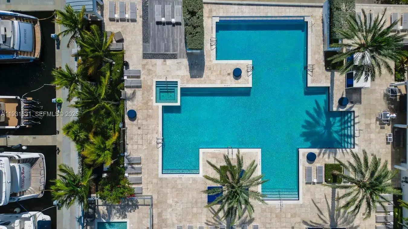 17111 Biscayne Blvd # 909, North Miami Beach FL 33160 photo 4
