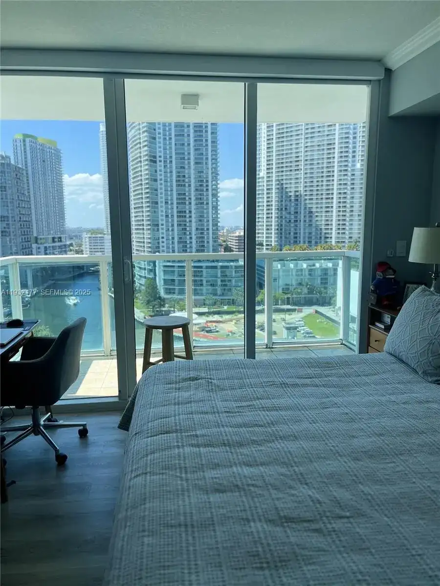 31 SE 5th St # 1911, Miami FL 33131 photo 4