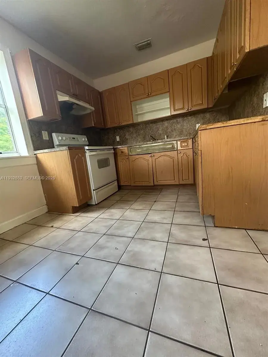 1087 NW 51st St # 1089, Miami FL 33127