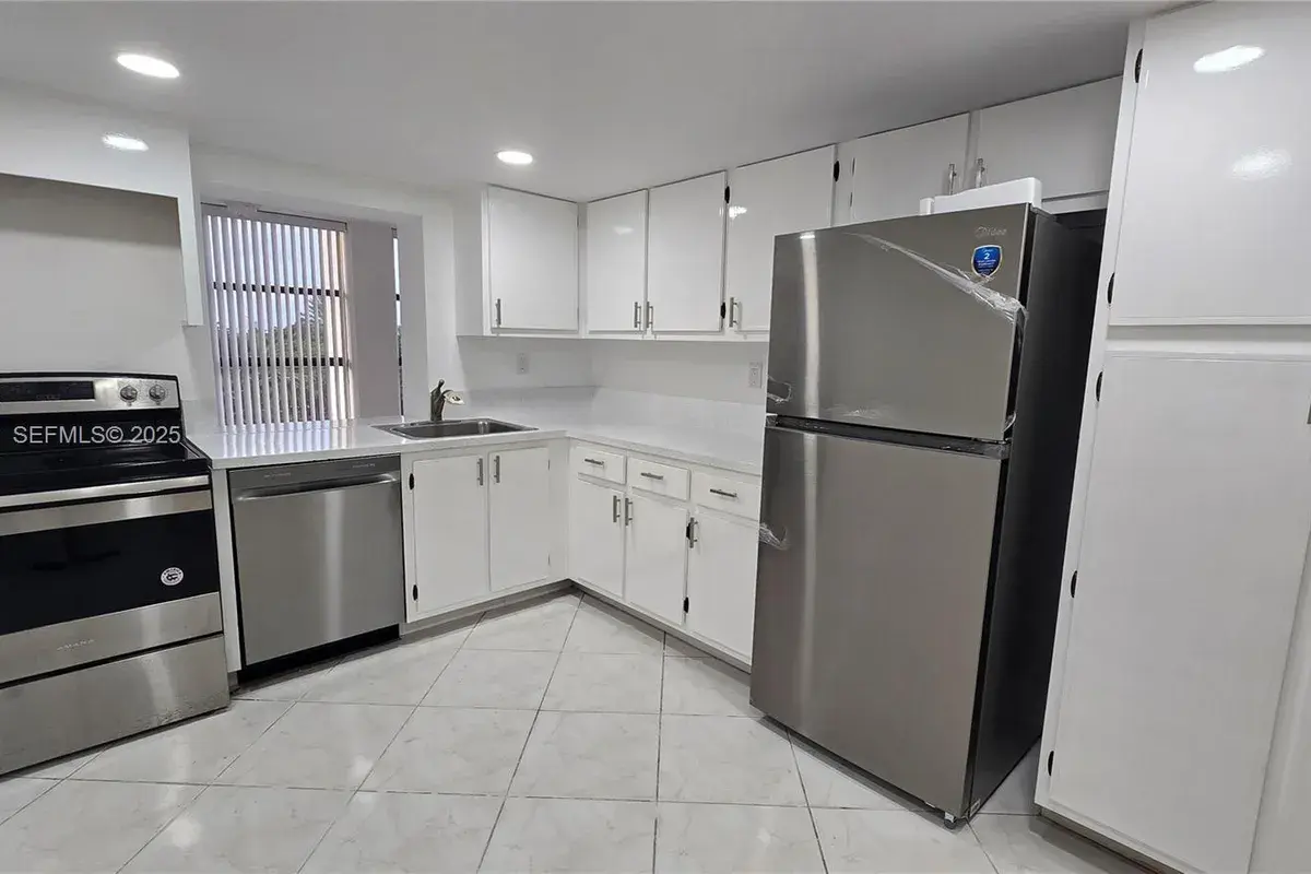 600 Parkview Dr # 525, Hallandale Beach FL 33009