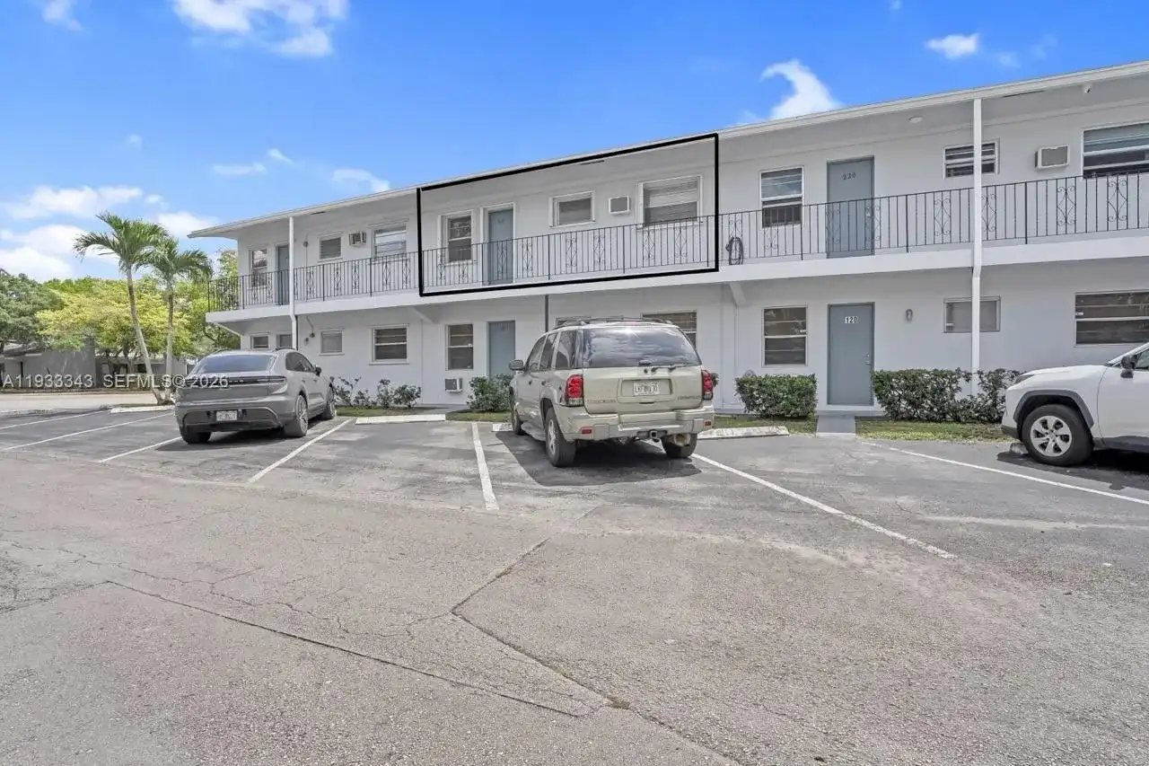 7401 Pines Blvd # 221, Pembroke Pines FL 33024