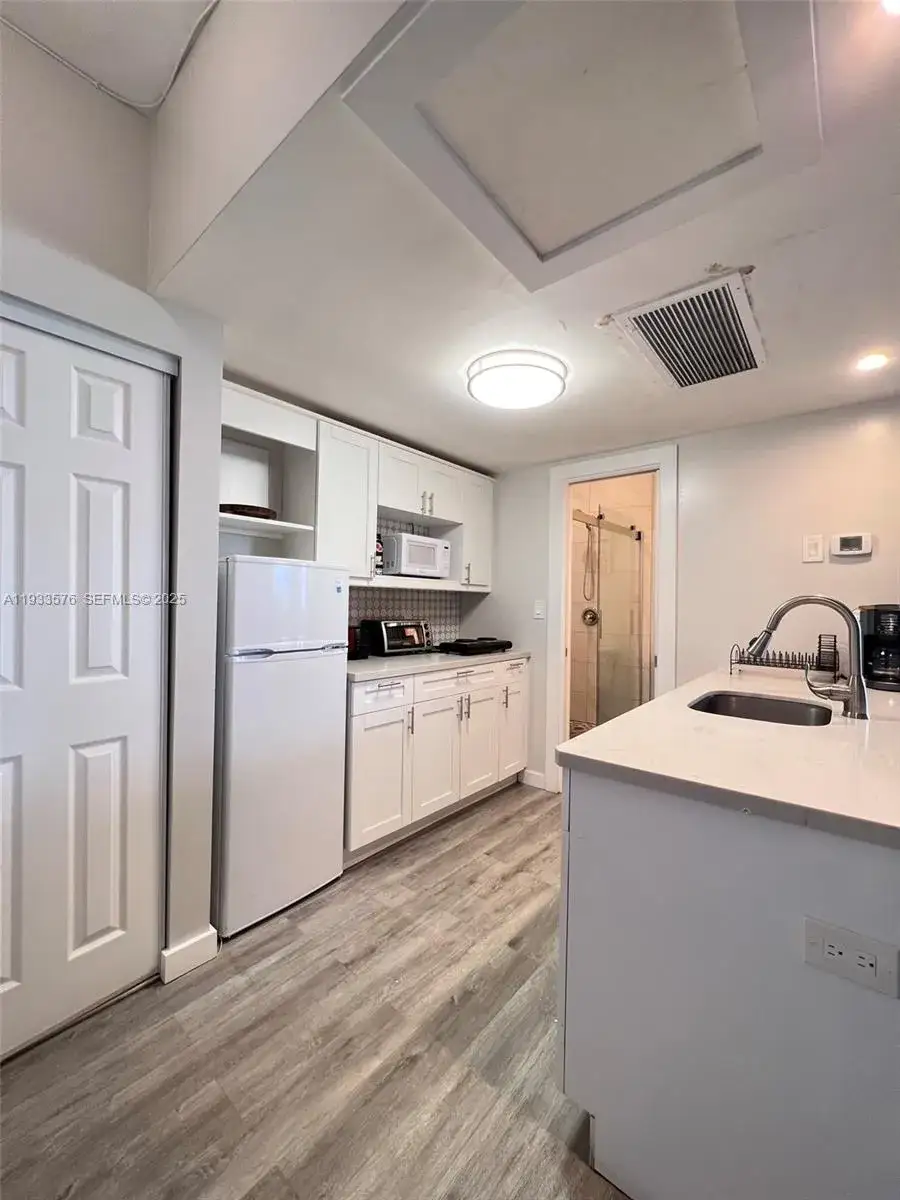 26 Diplomat Pkwy # 2308, Hallandale Beach FL 33009