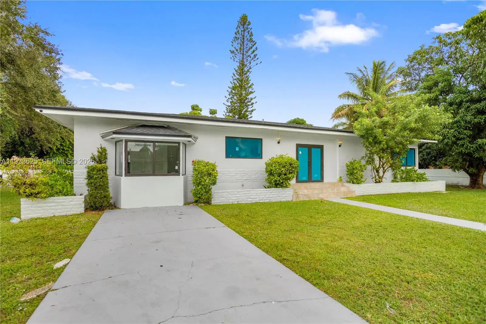 1445 NE 147th St, Miami FL 33161 photo 2