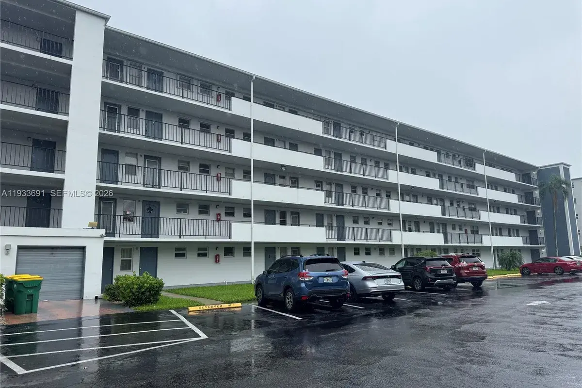 950 Hillcrest Dr # 411, Hollywood FL 33021