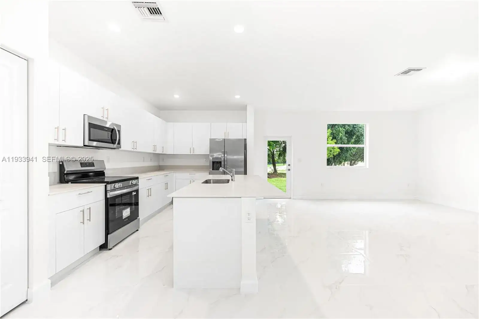2209 SE 30th St, Homestead FL 33035 photo 3