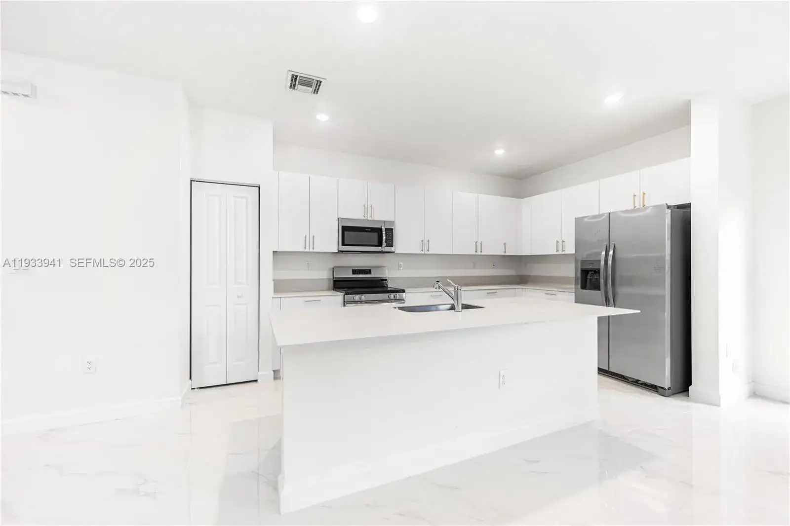 2209 SE 30th St, Homestead FL 33035 photo 4