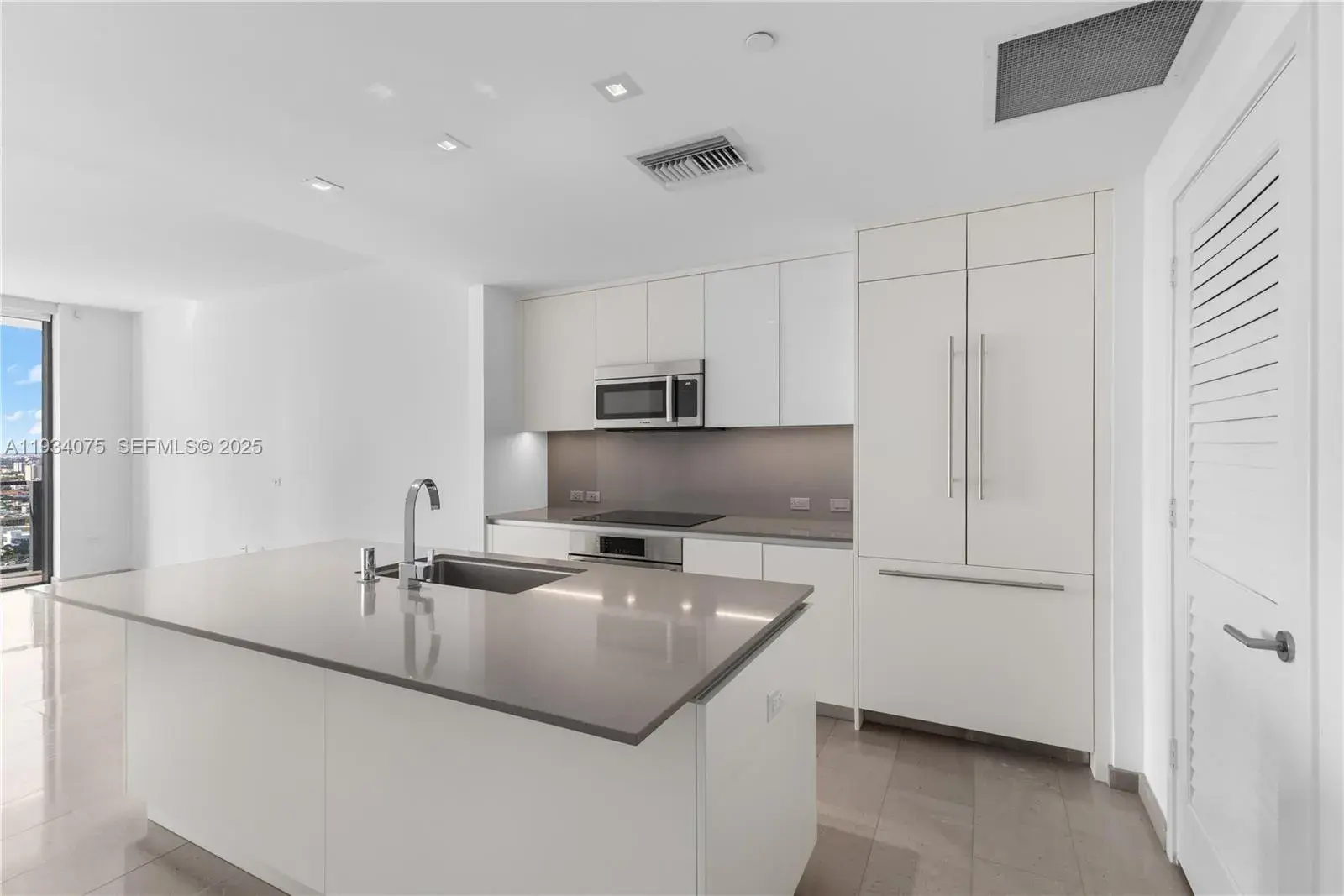 68 SE 6th St # 2006, Miami FL 33131