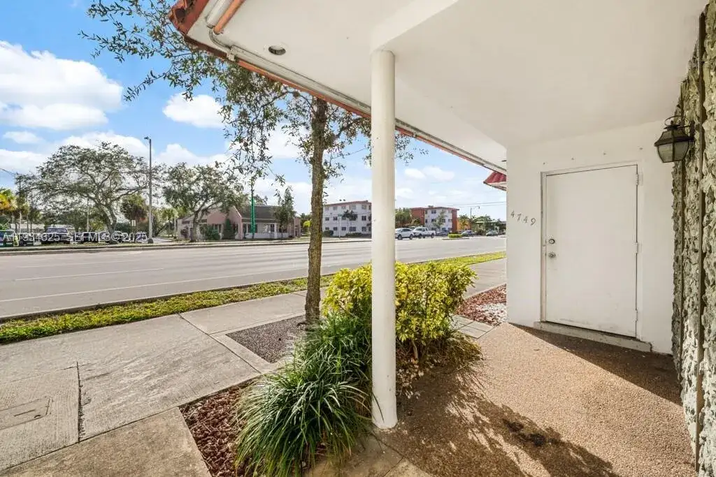 4749 Hollywood Blvd, Hollywood FL 33021 photo 2