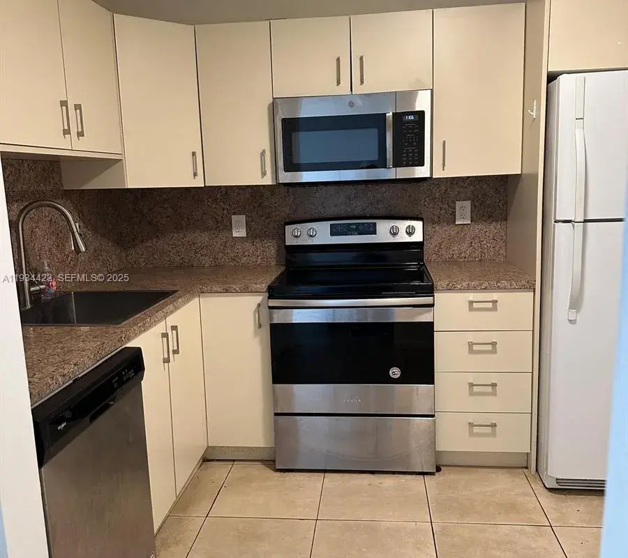 1830 Dixieanna St # 606, Hollywood FL 33020