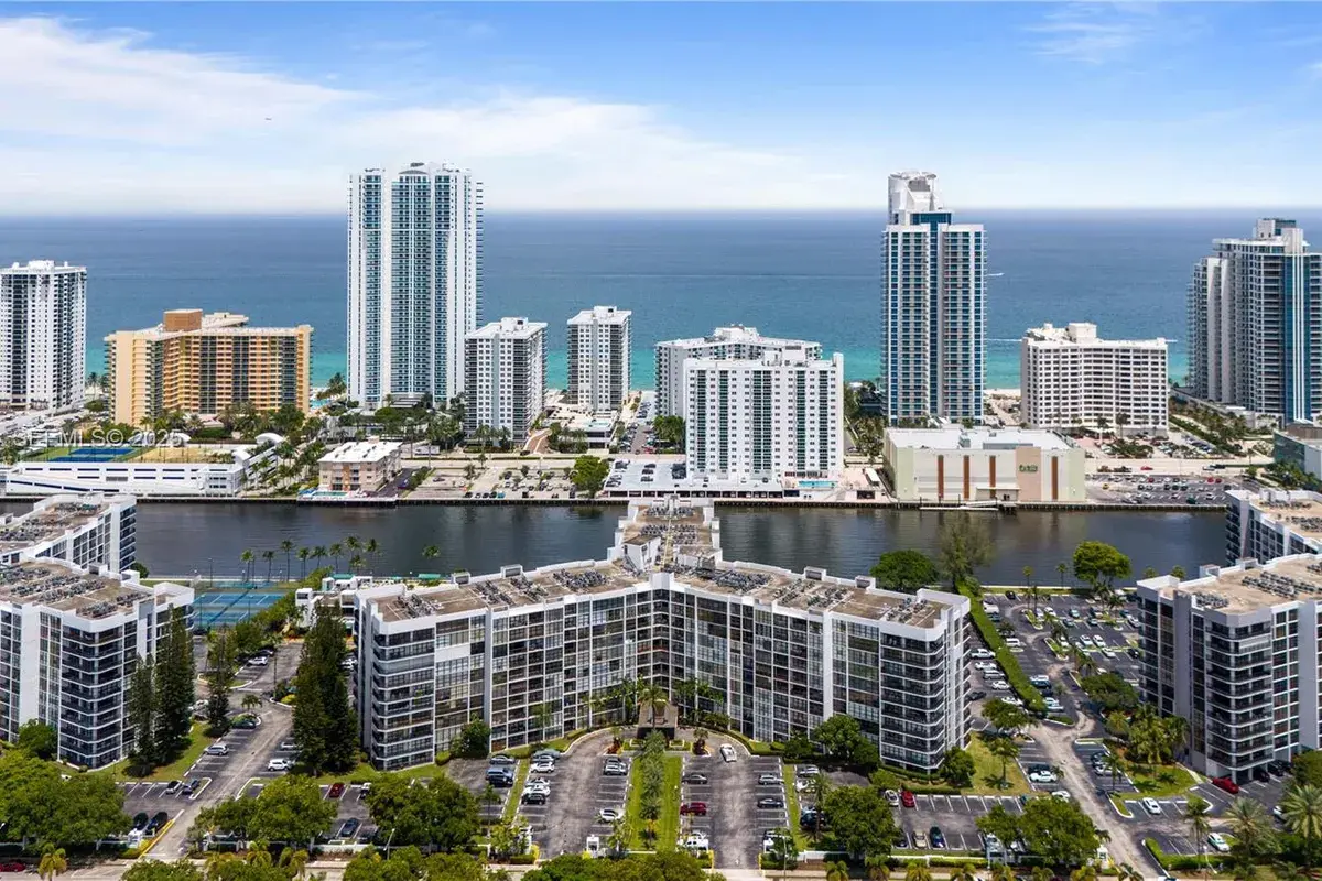 1000 Parkview Dr # 723, Hallandale Beach FL 33009