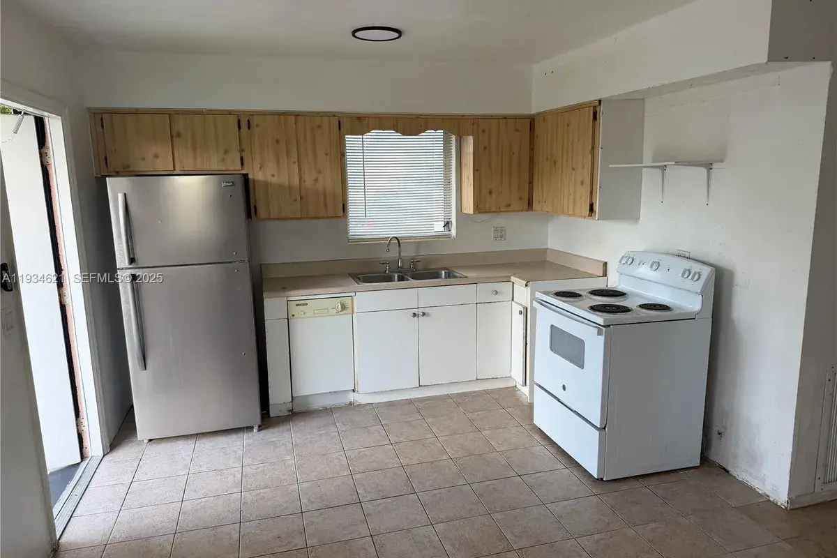 101 SW 4th Ave, Hallandale Beach FL 33009
