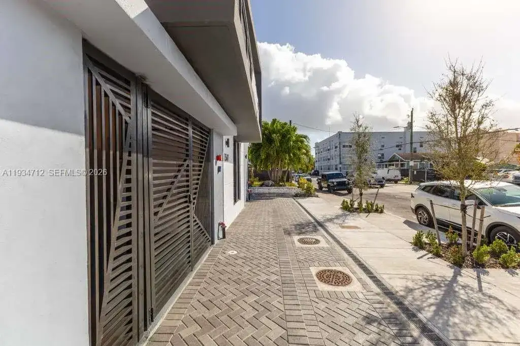 1547 NW 2nd St # 202, Miami FL 33125 photo 4
