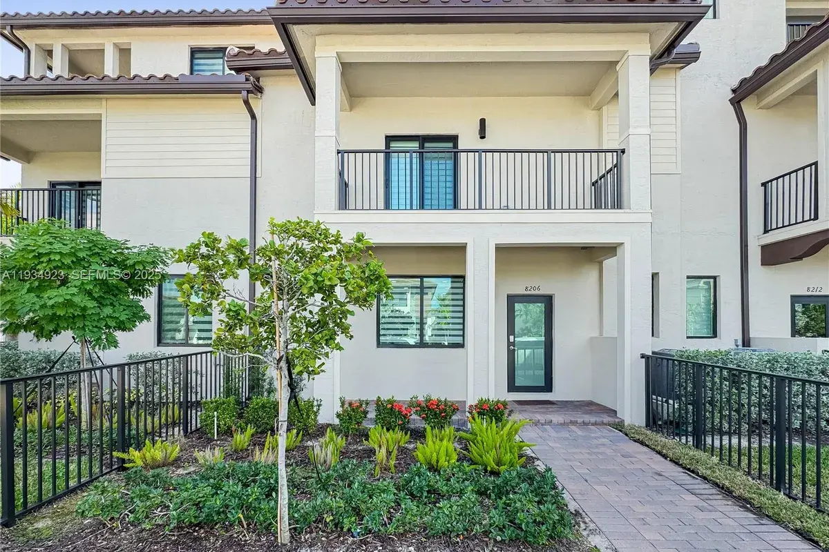 8206 NW 43rd St, Doral FL 33166