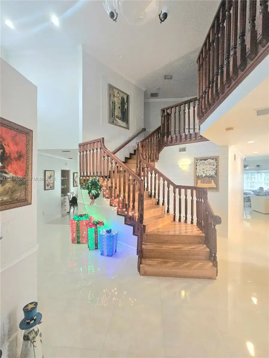 16422 NW 83rd Pl, Miami Lakes FL 33016 photo 4