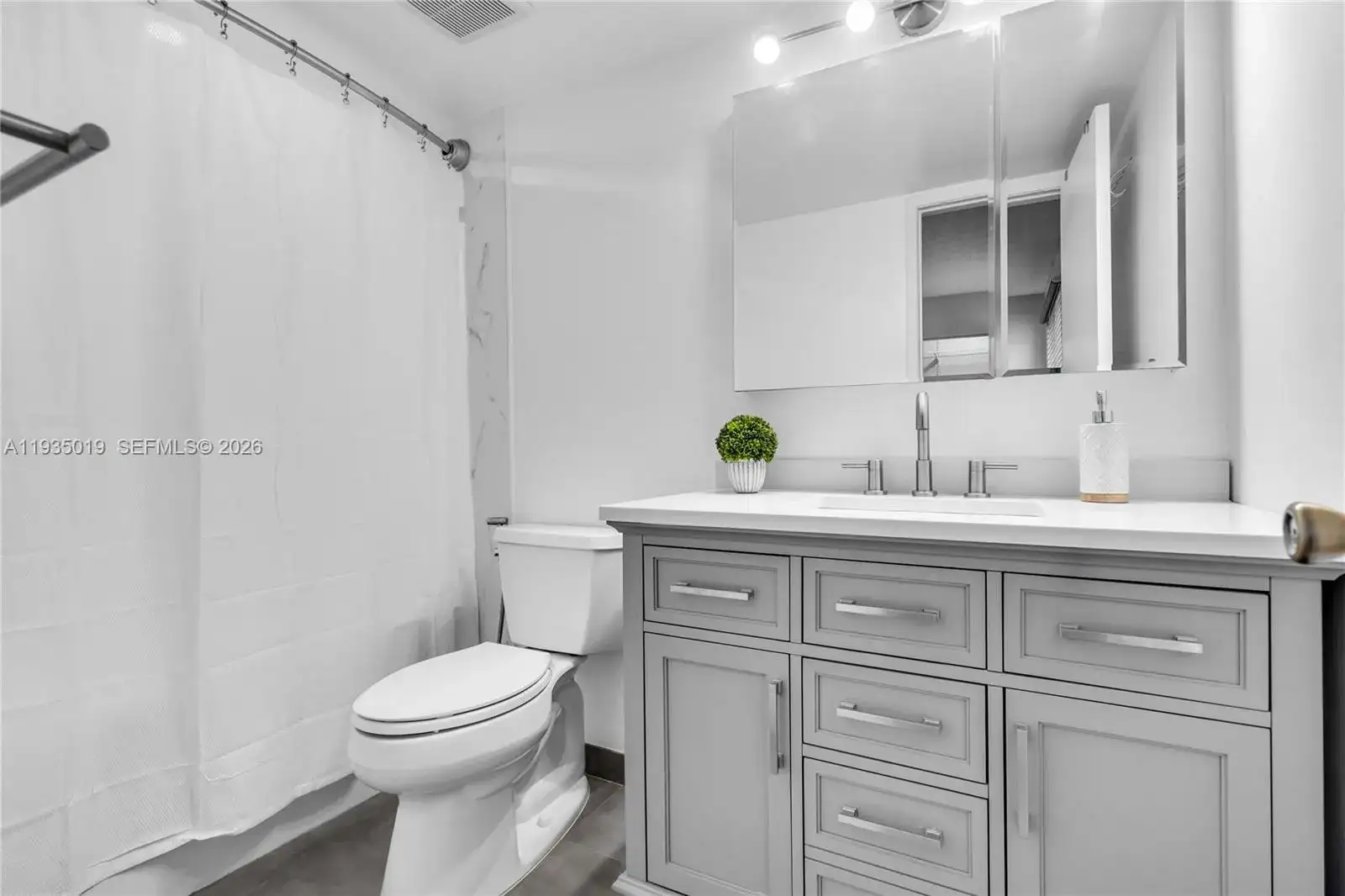 341 W Park Dr # 15, Miami FL 33172 photo 3