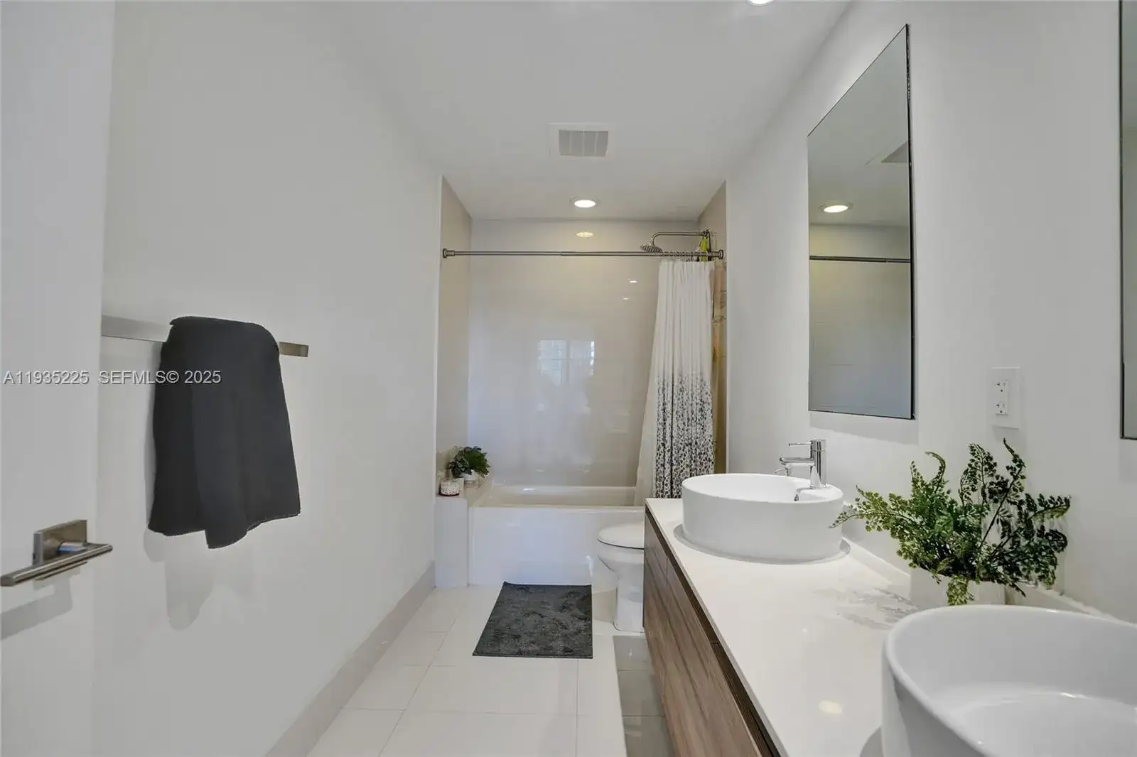 121 NE 34th St # 902, Miami FL 33137 photo 3